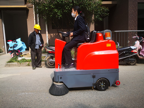 GS2掃地車走進物業(yè)小區(qū)